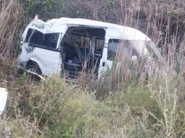 Tarım işçilerini taşıyan minibüs devrildi: 14 yaralı