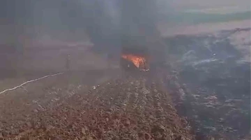 Tarlasını sürdüğü traktör alev alev yandı
