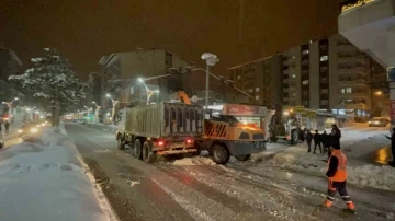 Tatvan’da karla mücadele çalışmaları aralıksız sürüyor
