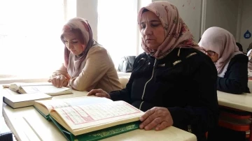 Tatvanlı ev kadınları Kur’an-ı Kerim’i öğreniyor
