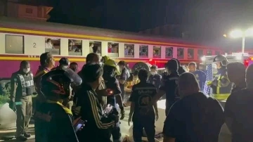 Bariyerleri aşmaya çalışan araca tren çarptı, 3 ölü, 1 yaralı