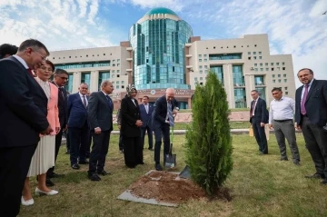 TBMM Başkanı Kurtulmuş, Hoca Ahmet Yesevi Uluslararası Türk-Kazak Üniversitesini ziyaret etti
