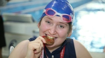 Tedavi amacıyla başladığı yüzmede 20 madalya kazandı