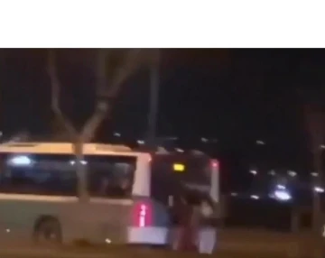 Tehlikeli yolculuk: Halk otobüsünün arkasında asılıp yolculuk yaptılar
