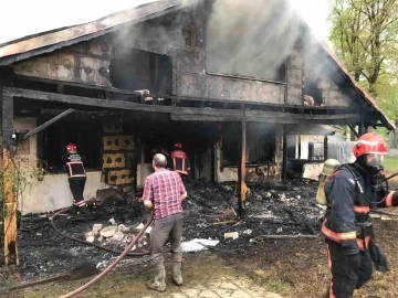 Tek katlı ev ve barakada çıkan yangın söndürüldü

