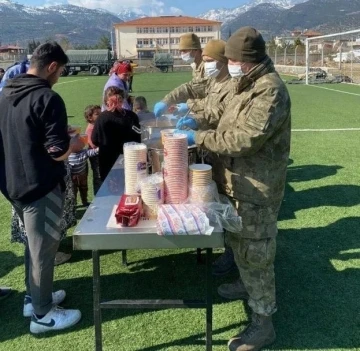 Tekirdağ’daki askeri birlikler deprem bölgesinde hizmet veriyor
