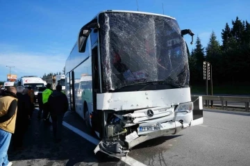 TEM’de yolcu otobüsü tıra çarptı: 13 yaralı
