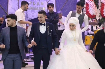 Terörün pençesinden kurtardığı oğluna düğün yaptı
