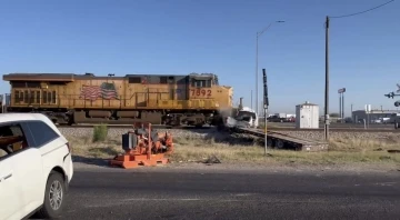 Texas’ta yük treni raylardaki aracı biçti
