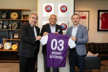 TFF Başkanı Büyükekşi’ye Afyonspor forması hediye ettiler
