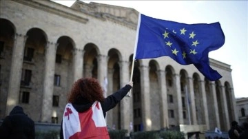 Tiflis'te göstericiler, Parlamentonun önündeki AB bayrağını yaktı