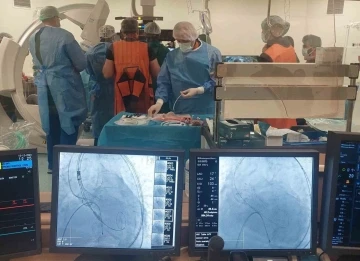 Tıpta çare tükenmiyor: İki yaşlı hastanın kalp kapağı değiştirildi
