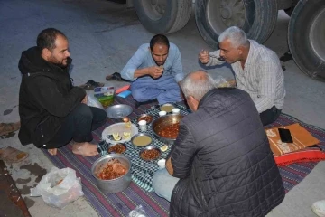 Tır şoförleri Habur Sınır Kapısında sıra beklerken iftar açıyor
