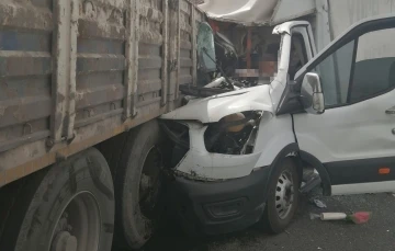 Tıra arkadan çarpan kamyonetin sürücüsü hayatını kaybetti
