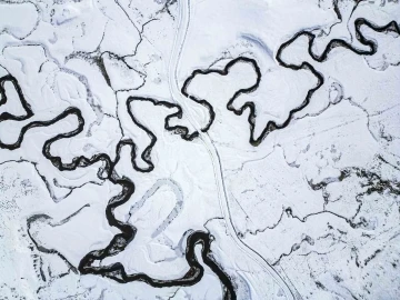Tokat’ta kar altındaki mendereslerde mest eden görüntüler

