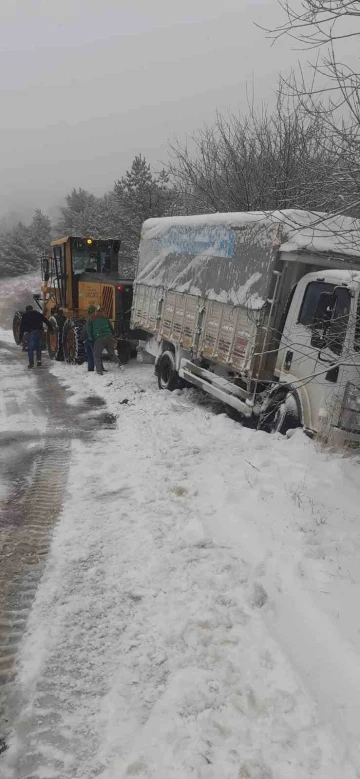 Tokat’ta karda kayan kamyon yan yattı

