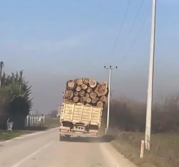Bursa'da tomruk yüklü kamyonetin tehlikeli yolculuğu kamerada