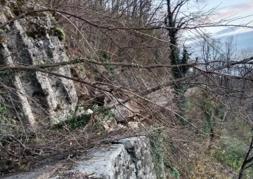 Toprak kayması sonucu düşen kayalar yolu ulaşıma kapattı
