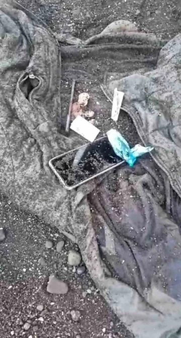 Trabzon’da dalgalara kapılan lise öğrencilerinden birine ait olduğu iddia edilen hırka, cep telefonu ve kalem bulundu
