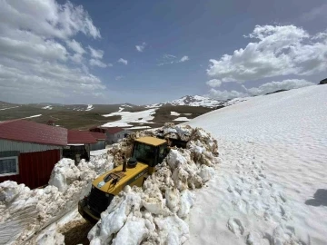 Trabzon’da karla kaplı yayla yolları açılıyor
