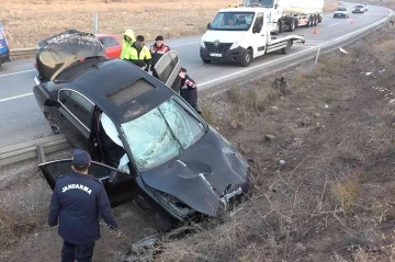 Trafik levhalarına çarpan otomobil 150 metre sürüklendi: 2 yaralı
