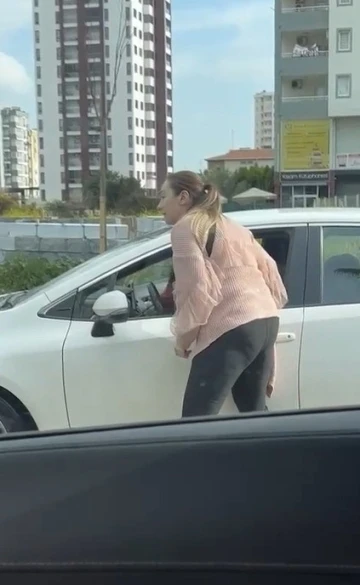 Trafikte kadın kadına kavga
