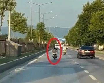 İnegö’de üzerine yattığı motosikletlinin tehlikeli anları