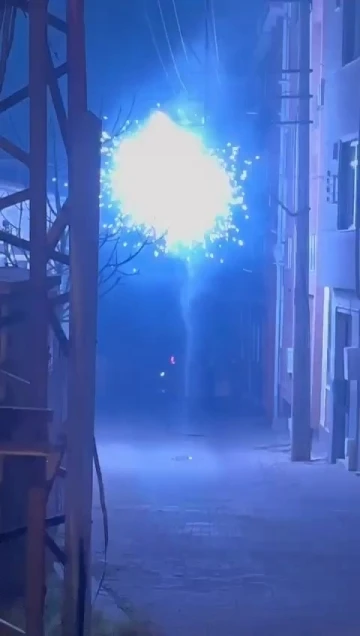 Trafo bomba gibi patladı: Kıvılcımlar sokağı aydınlattı
