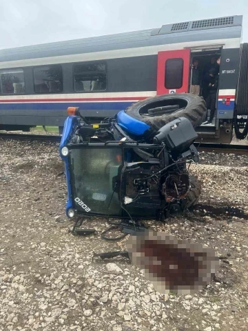Traktör ile yolcu treni çarpıştı: 1 ağır yaralı
