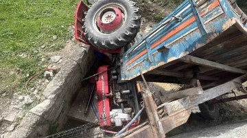Traktör üç metreden çeşmenin üzerine devrildi, sürücü hayatını kaybetti
