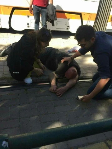Tramvayın çarptığı polis memuru ağır yaralandı
