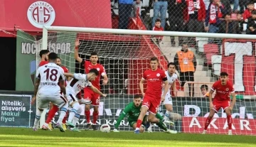 Trendyol Süper Lig: Antalyaspor: 0 - Trabzonspor: 1 (İlk yarı)
