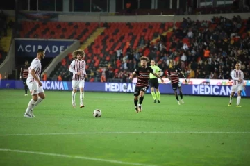 Trendyol Süper Lig: Gaziantep FK: 1 - Hatayspor: 1 (İlk yarı)
