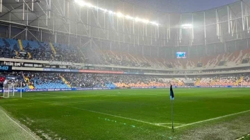  Adana Demirspor - Gaziantep FK maçına yoğun yağış sebebiyle 12. dakikada ara verildi.
