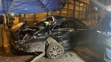 Zonguldak'ta feci kaza! Trenin çarptığı otomobil hurdaya döndü