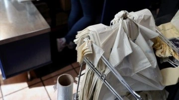 Tüketiciler marketlerde plastik poşete 25 kuruş ödemeye devam edecek