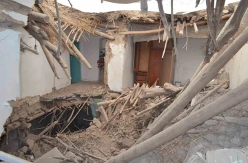 Tunceli’de 2 katlı kerpiç evin bir bölümü çöktü
