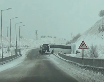 Tunceli’de kayganlaşan yolda kaza: Otobüs yoldan çıktı
