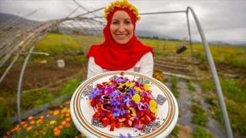 Tunuslu kadın gazeteci "stressiz hayat" için yenilebilir çiçek yetiştiriciliğine başladı