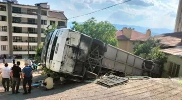Tur otobüsü evin bahçesine devrildi: 24 yaralı 