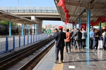 Turistik Diyarbakır Ekspresi davul zurnayla karşılandı
