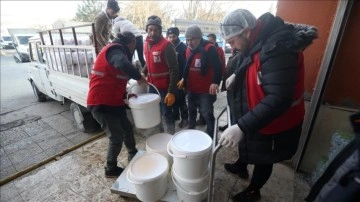 Türk Kızılay, Malatya'da günde 30 bin depremzedeye sıcak yemek dağıtıyor