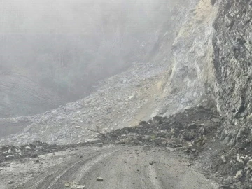 Türkeli’de köy grup yolu ulaşıma kapatıldı
