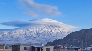 Türkiye’nin çatısı Ağrı Dağı buluttan şapkasını taktı
