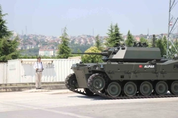 Türkiye’nin ilk ağır sınıf paletli insansız zırhlı aracı görücüye çıktı
