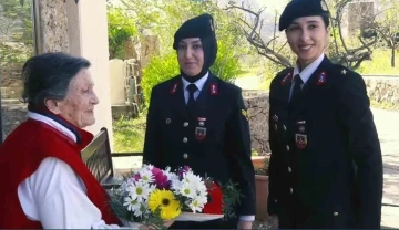 Türkiye’nin ilk kadın subayına Kadınlar Günü ziyareti
