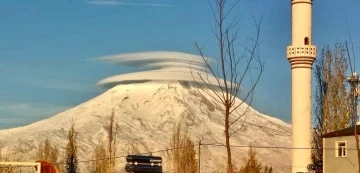 Türkiye’nin zirvesi Ağrı Dağı’nda ‘mercek bulutu’ oluştu
