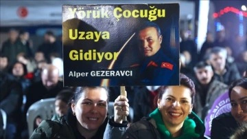 Türkiye'nin ilk astronotu Gezeravcı'nın hemşehrileri, uzay yolculuğunu dev ekranlardan izledi