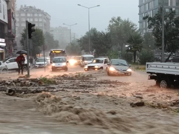 Turuncu kod uyarısı verilen Samsun’da yağış tedbirleri alındı
