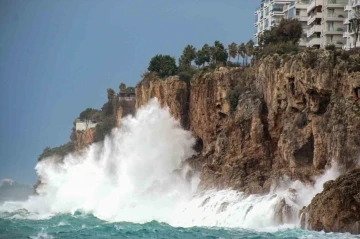 ‘Turuncu’ kod verilen Antalya’da falezlere çarpan dev dalgalar 30 metre havaya yükseldi
